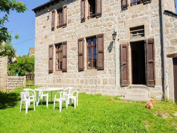 Gîte pour 6 personnes, avec piscine et jardin, animaux acceptés dans L'Aubrac