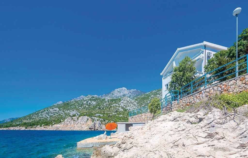 Hel ferieleilighet, Holiday apartment next to the sea  in Karlobag, Kvarn land
