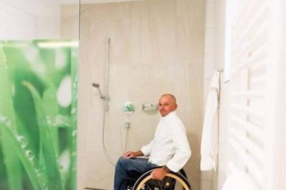 Salon de jardin accessible en fauteuil roulant avec terrasse - Landgasthof Hotel Aichingerwirt *** superior in Sankt Lorenz, Mondsee & Irrsee