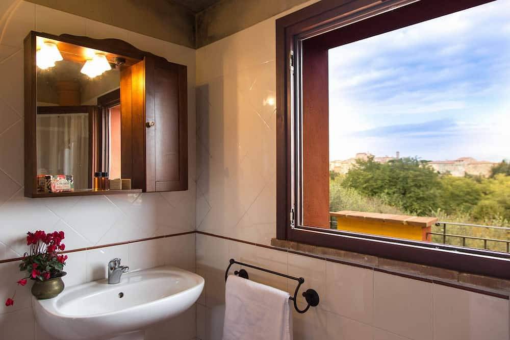 Ganze Wohnung, Fewo in Lari, mit Klimaanlage und Terrasse, Pool, Restaurant, Wi-Fi, Dorfnah,Fr in Lari, Casciana Terme Lari
