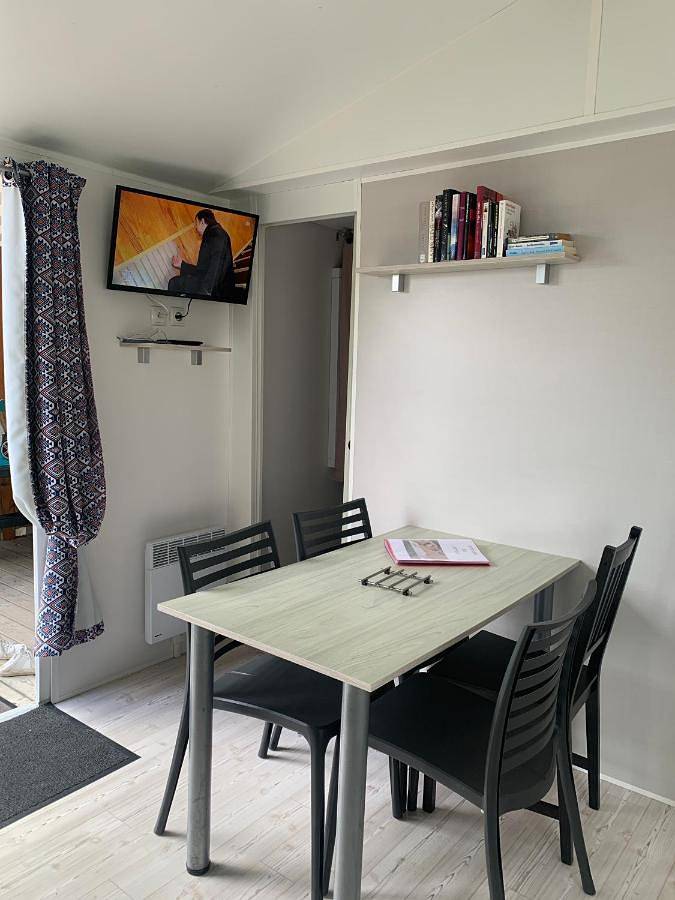 Camping pour 6 personnes, avec Terrasse et Jardin ainsi que Bassin pour enfant et Piscine