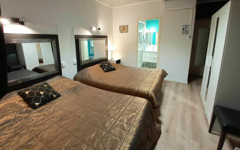 Hôtel pour 2 personnes, avec terrasse, animaux acceptés à Montmarault - 3