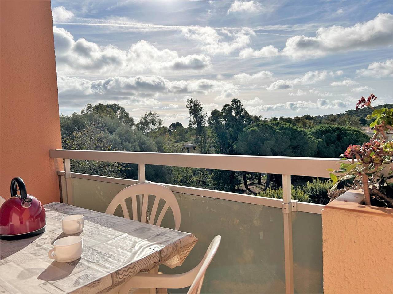 Entire apartment, Cozy 2-Room Apartment, Sleeps 5, Near Beach with Terrace, Parking, and Optional Amenities in Bormes-les-Mimosas, Parc national Port-Cros