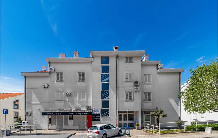 Ganze Ferienwohnung, Gemütlich, 2 km zum Strand: Modernes Apartment mit Terrasse und Annehmlichkeiten in Gradsko kupalište (Crikvenica), Crikvenica