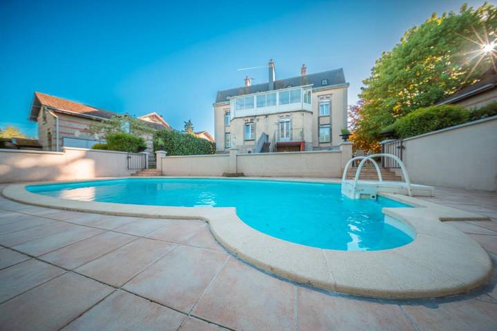 Maison d’hôte pour 13 personnes, avec jardin ainsi que terrasse et piscine, animaux acceptés