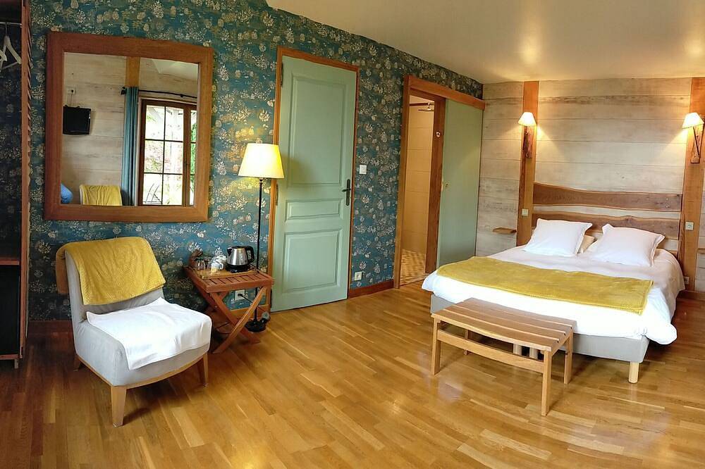 Chambre familiale au cœur de la nature avec jardin et piscine privée, idéale pour explorer le Loiret in Vitry-aux-Loges, Région d'Orléans