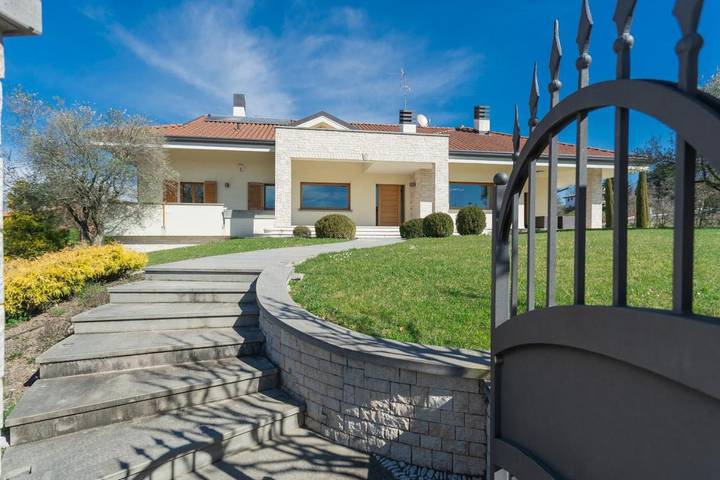 Villa per 8 persone, con Balcone e Terrazza nonché Giardino e Panorama in Provincia di Bergamo
