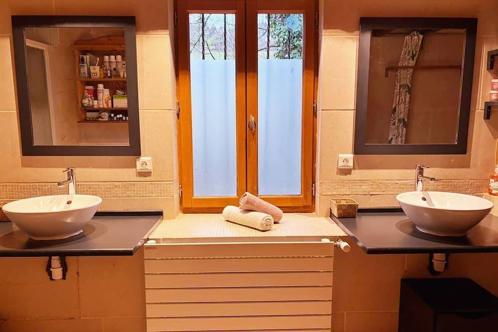 Restored 220m2 farmhouse, almost 300 years old, in the heart of the countryside in Bonne, Región de Saint-Julien-en-Genevois