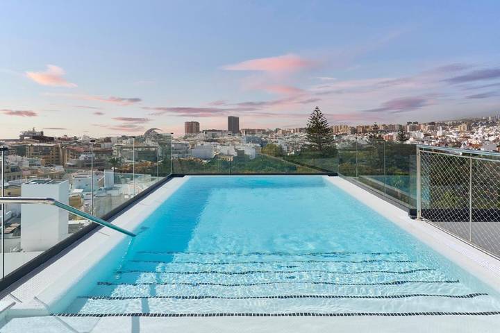 Hôtel pour 3 personnes, avec vue ainsi que piscine et terrasse