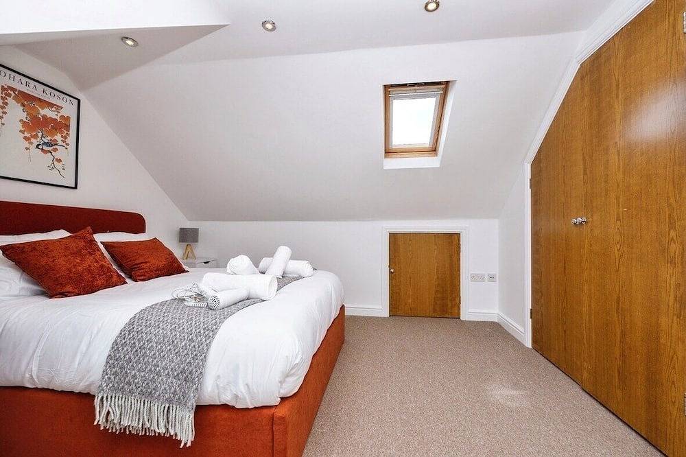 Home in Guildford 4 bed room in Guildford, Surrey