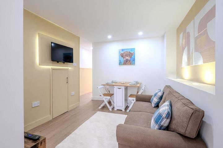Bed and breakfast for 8 people in Swansea