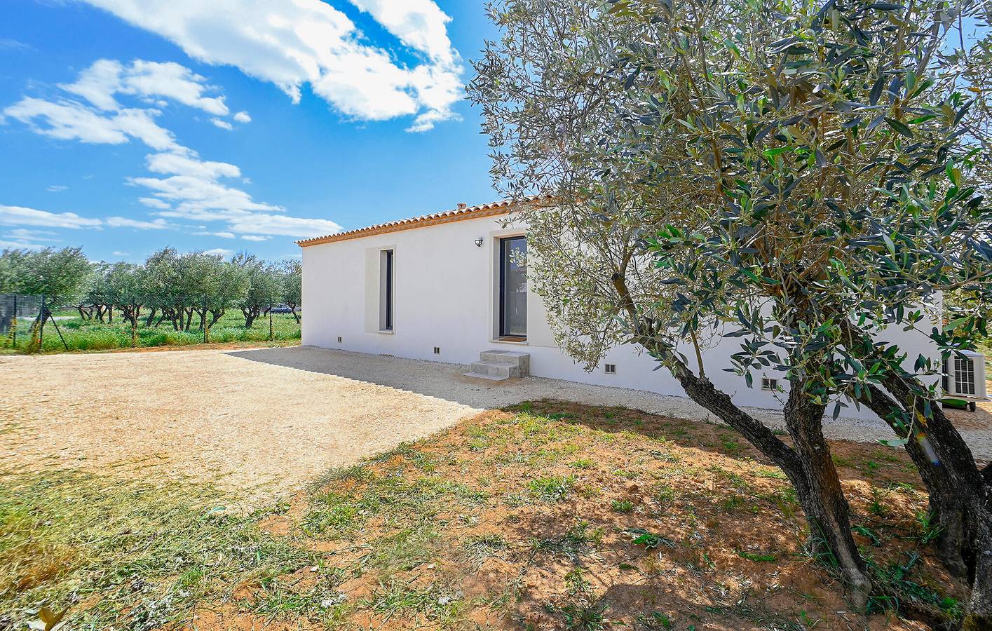 Appartement confortable avec WiFi, climatisation, piscine et parking, près du restaurant Ousta-Maï et de la rivière L'Alzon in Saint-Maximin (Nimes), Région de Nîmes