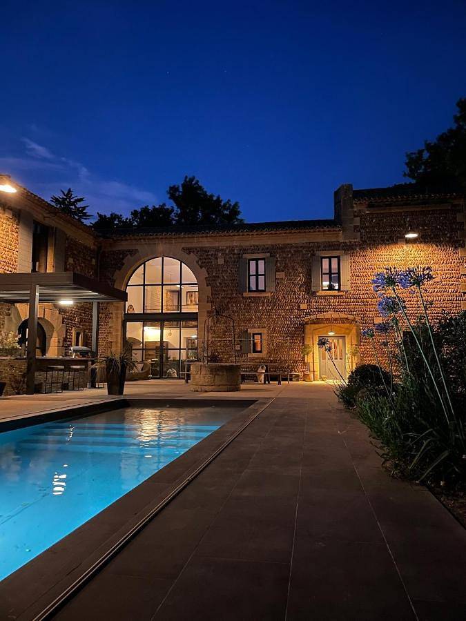Maison d’hôte pour 2 personnes, avec Terrasse et Jacuzzi ainsi que Jardin et Piscine à Istres