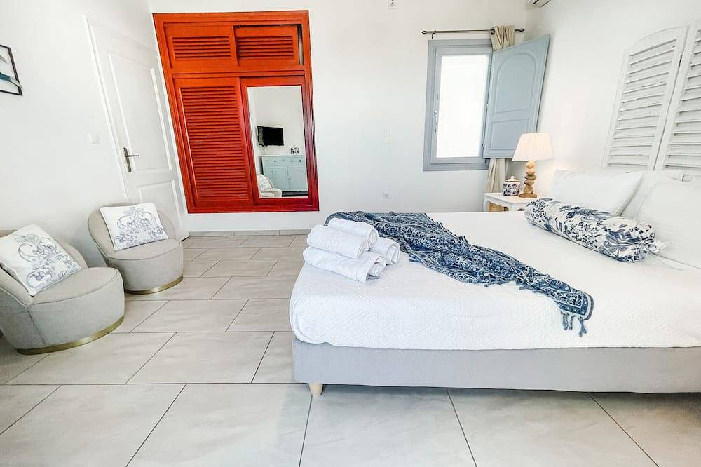Entire apartment, Superior Villa for 2 Sea&Sunrise view few steps from the Cliffs in Firostefani, Thera
