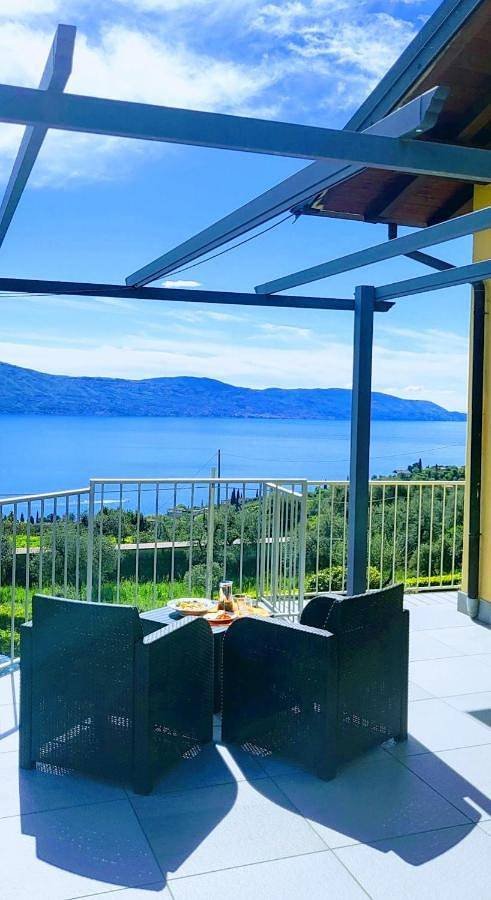 Ferienwohnung für 2 Personen, mit Seeblick und Garten sowie Balkon und Ausblick in Gargnano