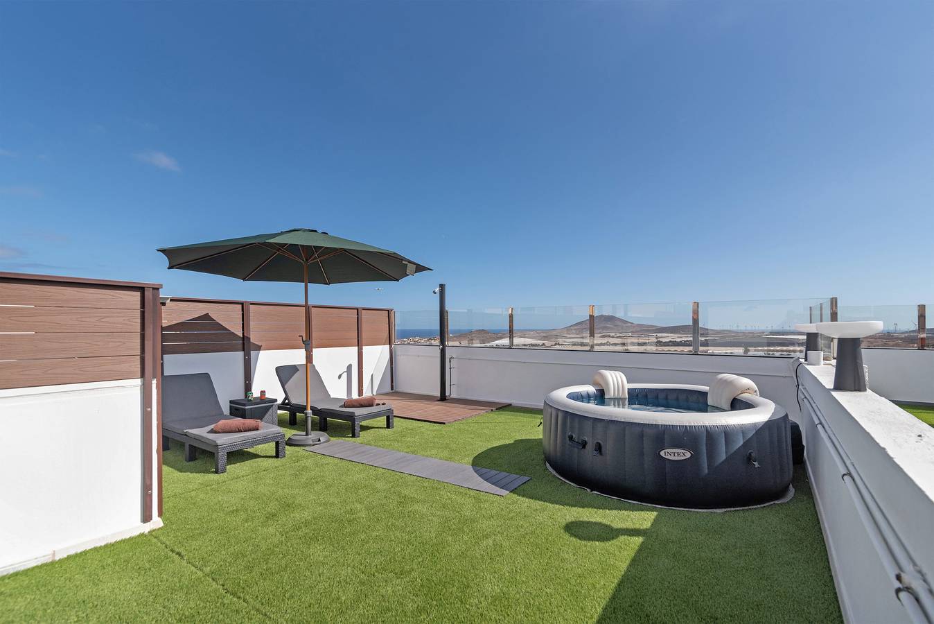 Apartamento entero, Apartamento de vacaciones 'Unidad B' con vistas al mar, Wi-Fi y aire acondicionado in Agüimes, Gran Canaria Este