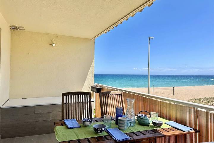 Apartamento entero, Apartment with sea view, fist line from the sea. A/C. Parking place. in Pals, Costa Brava