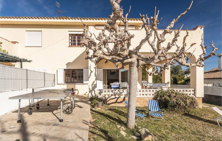 Beachy 130sqm Apt | Parking, A/C, Terrasse & WiFi in Roda de Berà, Costa Dorada