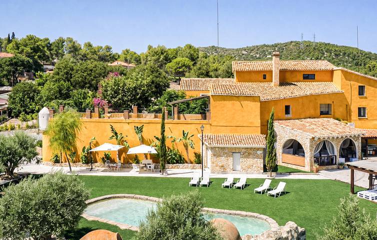 Casa de vacaciones para 26 personas, con piscina y terraza, Se admiten mascotas en Alt Penedès