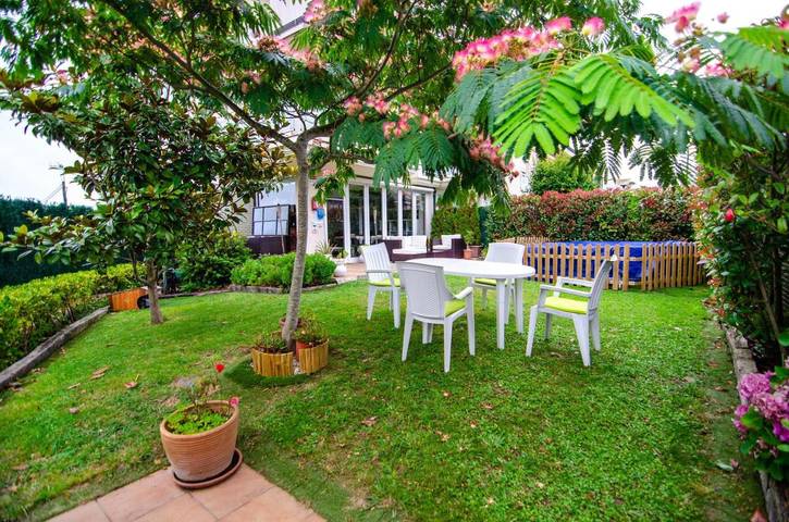 Apartamento para 4 personas, con jardín y vistas además de piscina y piscina para niños, Familias con niños en Miengo