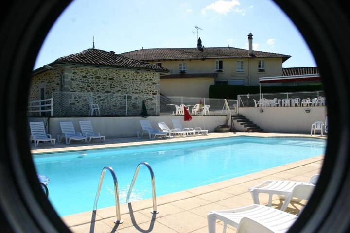 Chambre d’hôte pour 4 personnes, avec jardin ainsi que piscine et vue dans le Cantal - 4