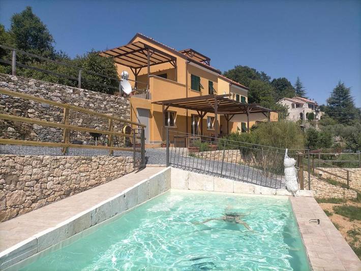 Casa vacanza per 2 persone, con Balcone e Terrazza nonché Giardino e Piscina a Orco Feglino