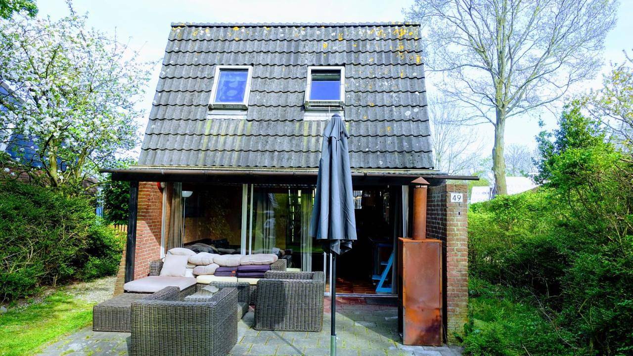 Oude-Tonge holiday house near fishing waters in Oude-Tonge, Goeree-Overflakkee