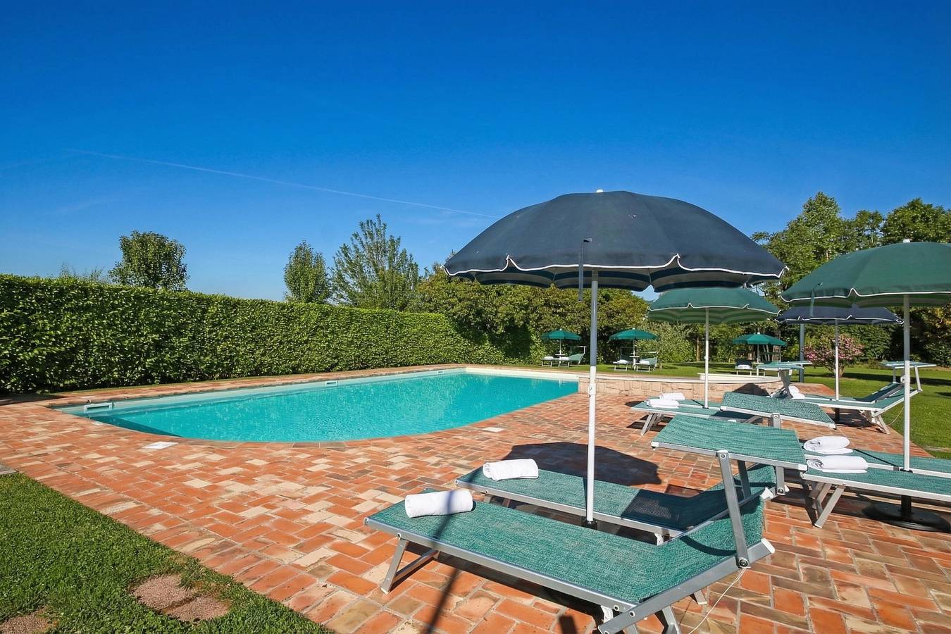 Ganze Wohnung, Apartment am See mit Pool und Terrasse, in der Nähe von Puegnago sul Garda in Puegnago sul Garda, Gardasee-Berge