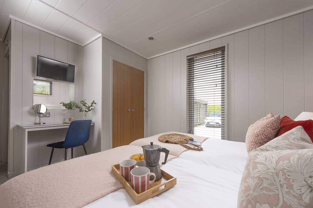 Blackbird Lodge, Strawberryfield Park - Free Parking, Hot tub, pets allowed in Cheddar, Somerset