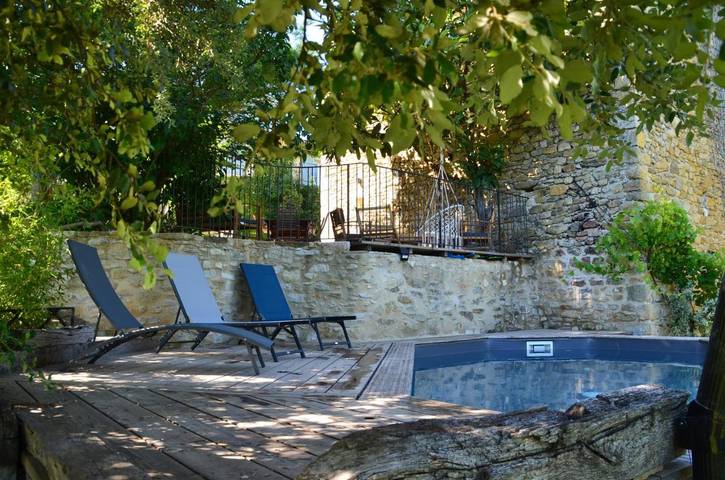 Location de vacances pour 6 personnes, avec Terrasse et Jardin ainsi que Piscine et Vue à Roche-Saint-Secret-Béconne