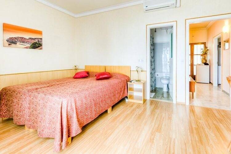 Ganze Wohnung, Guest House Villa Nina- Comfort Triple Room with Balcony and Sea View (S1 - crvena) in Općina Župa dubrovačka, Dubrovnik-Neretva