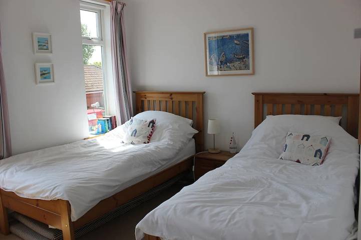 Charming Character Cottage with pretty gardens. 10 Minutes walk to beach. in Southwold, Waveney District