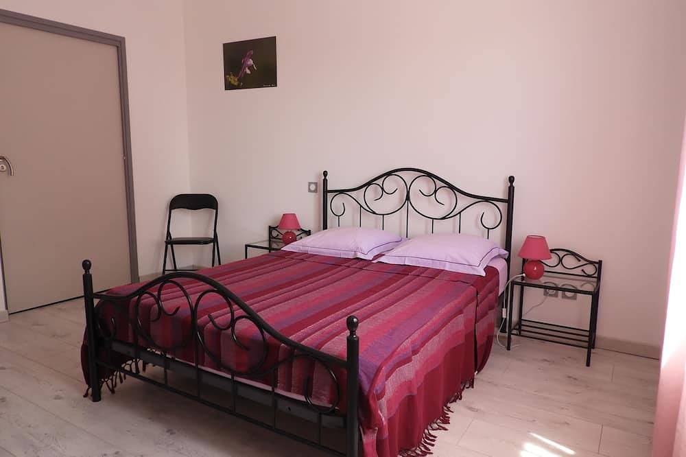 Gîte La Maison Blanche   - 150 m² - 6 couchages + 4 d'appoint in Mallemoisson, Alpes-de-Haute-Provence