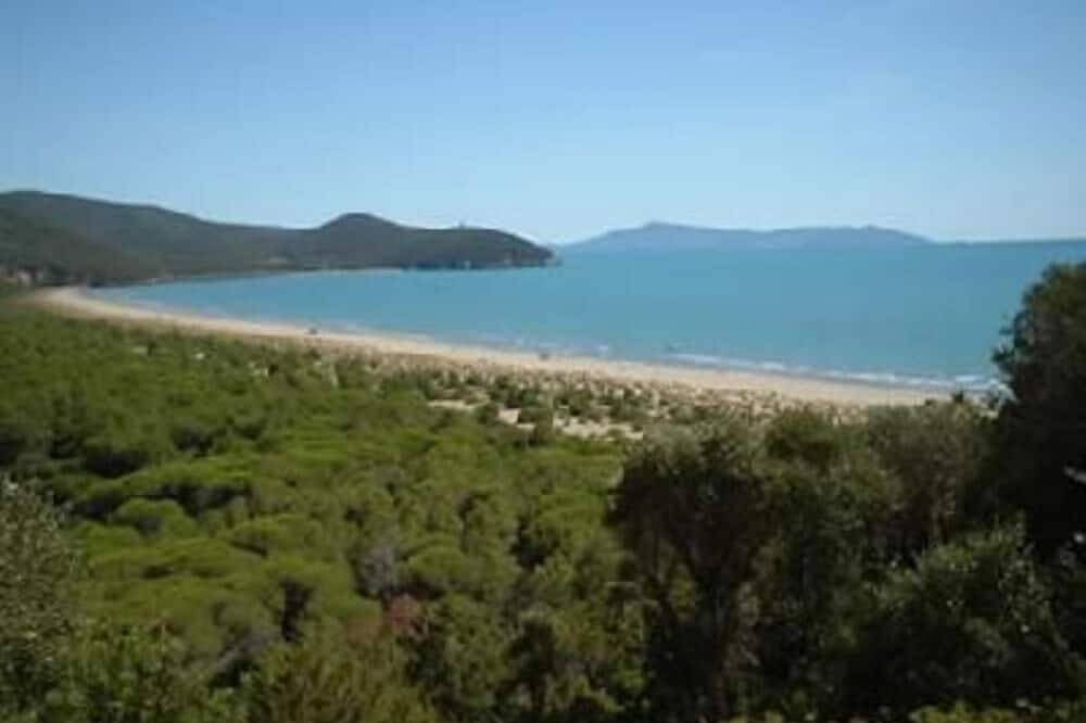 Geheel appartement, Near the sea and towns of art  apart. with terrace in lovely hilltop village in Magliano in Toscana, Provincie Grosseto