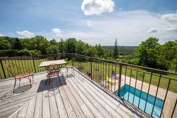 Gîte pour 4 personnes, avec balcon ainsi que jardin et piscine à Plazac