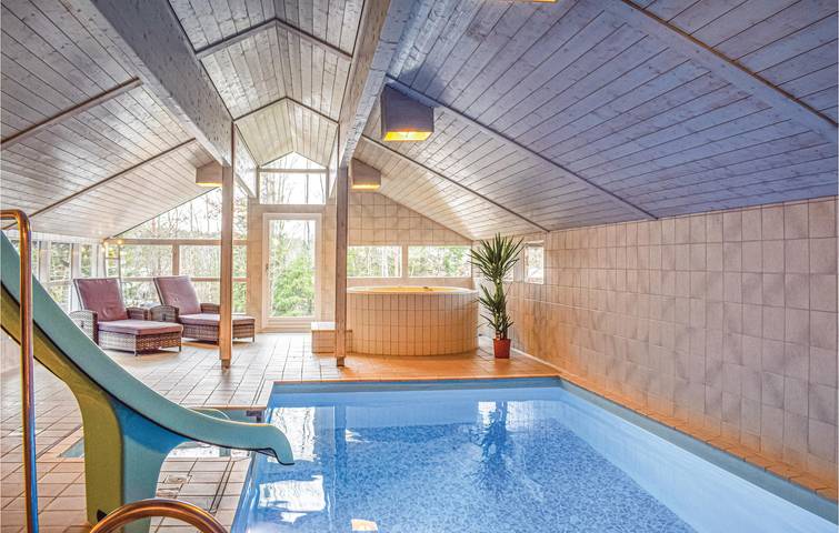 Ferienhaus für 12 Personen mit Pool in Risør