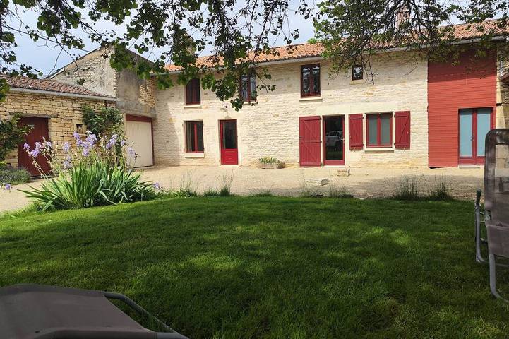 Gîte pour 4 personnes, avec jardin dans Cuhon
