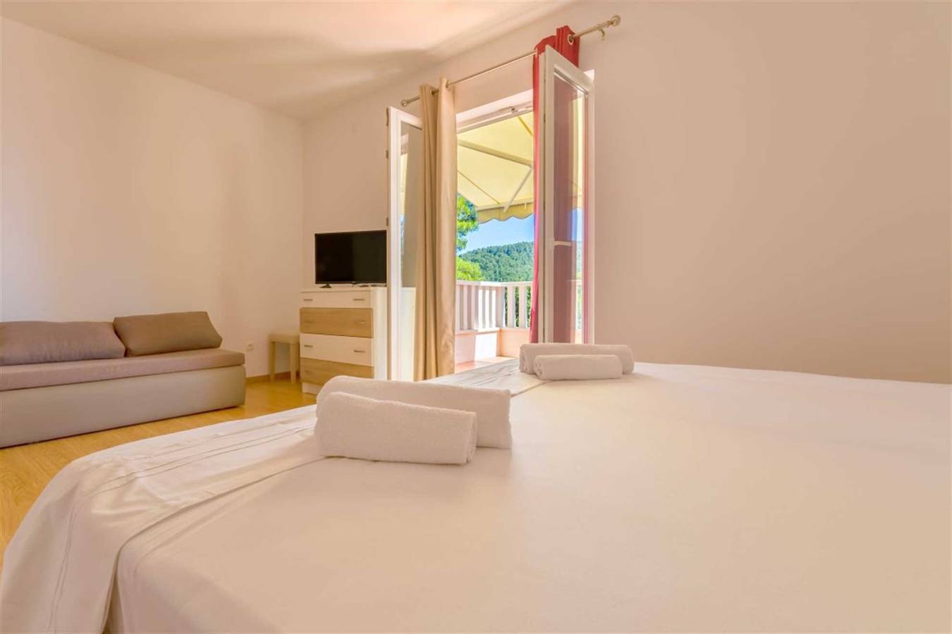 Ganzes Studio, Karla - Studio in Polače, Balkon mit seitlichem Meerblick in Mljet
