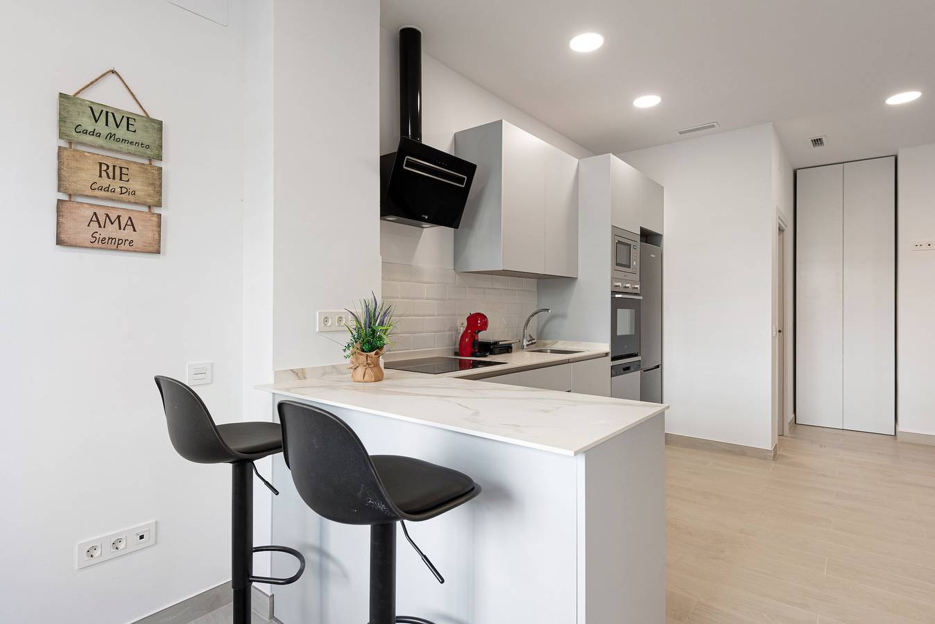 Entire studio, Studio Apartment 'Apartamentos Sealmar 1' with Shared Pool, Wi-Fi and Air Conditioning in Carretera de Cádiz, Malaga