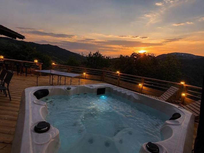 Gîte pour 8 personnes, avec vue ainsi que terrasse et piscine à Les Clefs - 3