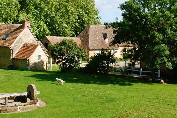 Gîte charmant avec piscine chauffée, tennis et jardin près de Beaumont-sur-Sarthe in Maresché, Sarthe