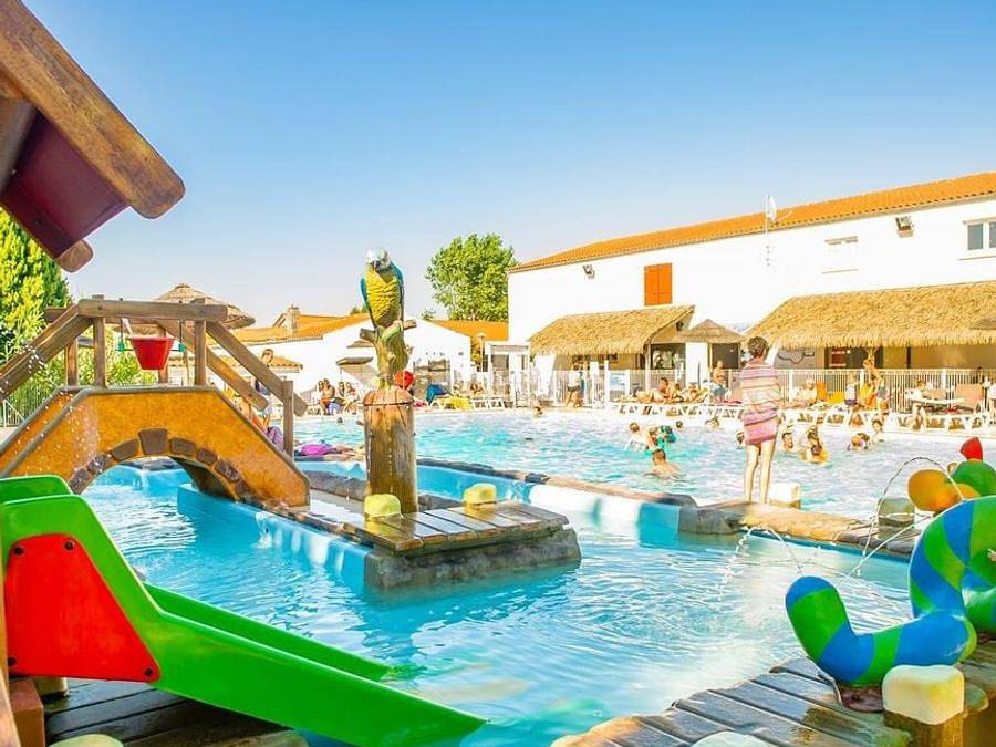 Camping Les Embruns d'Oléron - Mobilheim 4 personen - Classic | 2 Zi. | 4 Pers. | Einfache Terrasse in Le Château-d'Oléron, Côte de Beauté