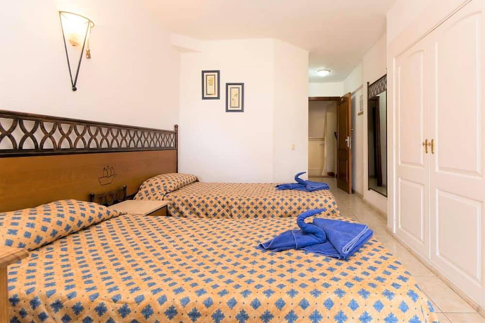 Studio Hotel Apt, in Costa Adeje, Few Minutes Walk To Beach, Shops & Bars in Playa Puerto Colón, Adeje