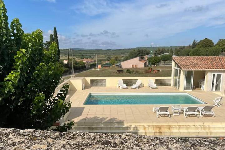 Gîte pour 4 personnes, avec jardin et piscine à Tavernes
