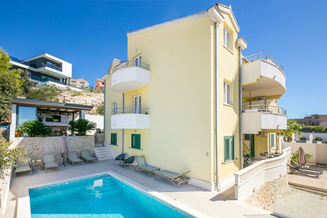 Ganze Wohnung, 2-Zimmer-Ferienwohnung mit Terrasse und Meerblick Seget Vranjica, Trogir A-24946-a in Seget Vranjica, Split-Dalmatien
