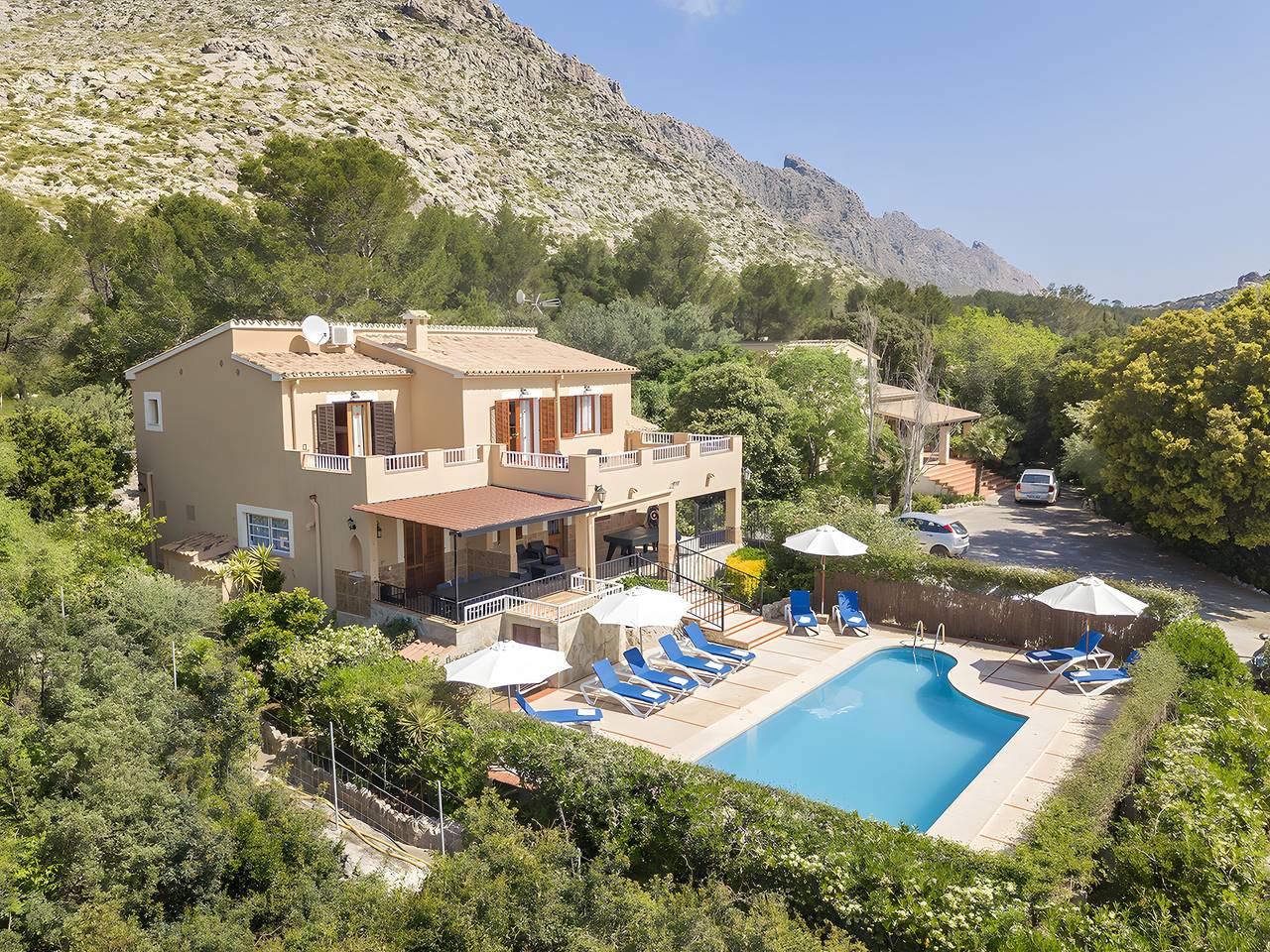 Villa Luis Vives con vistas a la montaña, Wi-Fi, jardín, balcón, terrazas y piscina in Puerto de Pollensa, Pollença