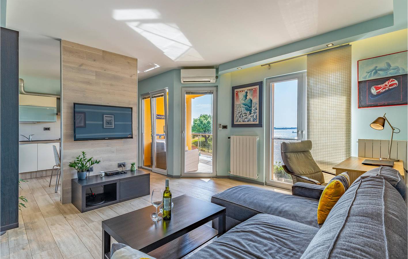 Ganze Ferienwohnung, Modernes Apartment mit Terrasse in der Nähe eines FKK-Strandes – Parkplatz und WLAN inklusive in Pomer, Südküste Istrien