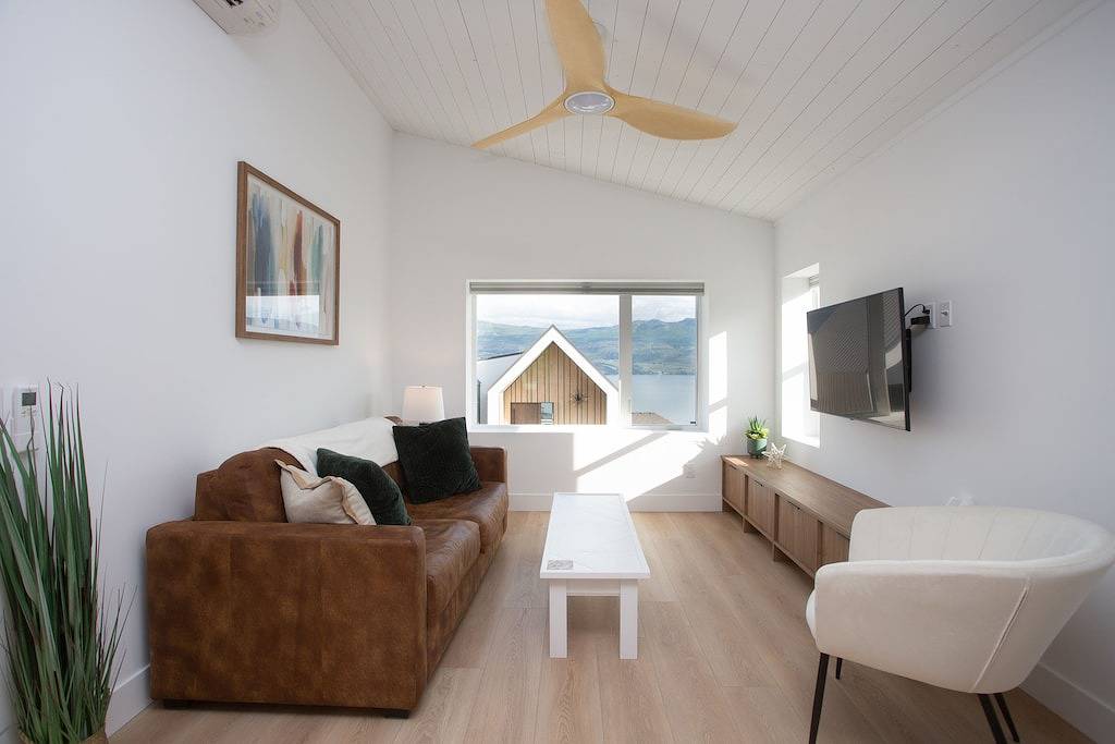 2 bedroom modern lakeview home near wine trail in West Kelowna, Crystal Mountain