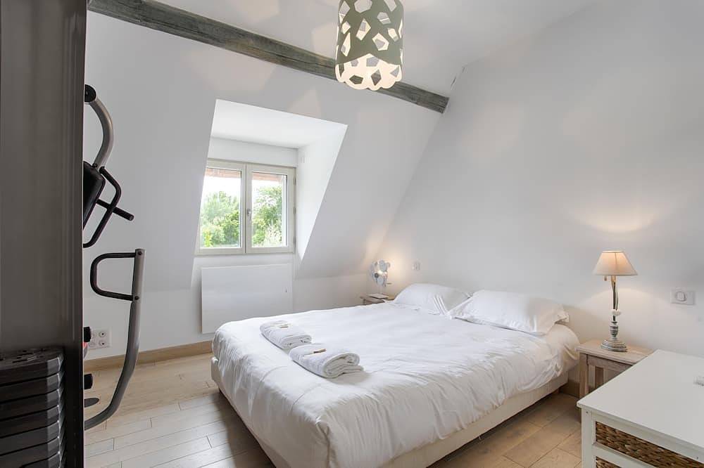 Cerca de Deauville. Alquiler de nueva casa de la piscina in Touques, Region de Lisieux