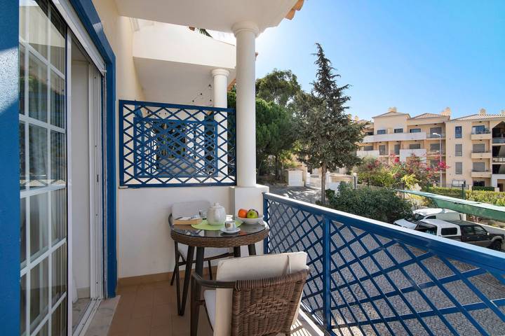 Apartamento inteiro, Fantástico Apartamento "T2 Bosque de São José" com Piscina, Varanda e Ar Condicionado in Albufeira e Olhos de Água, Distrito de Faro